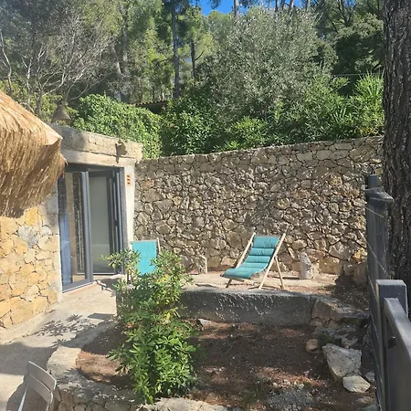 Provencal, 900 M * Sanary-sur-Mer