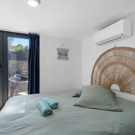 Provencal, 900 M Sanary-sur-Mer